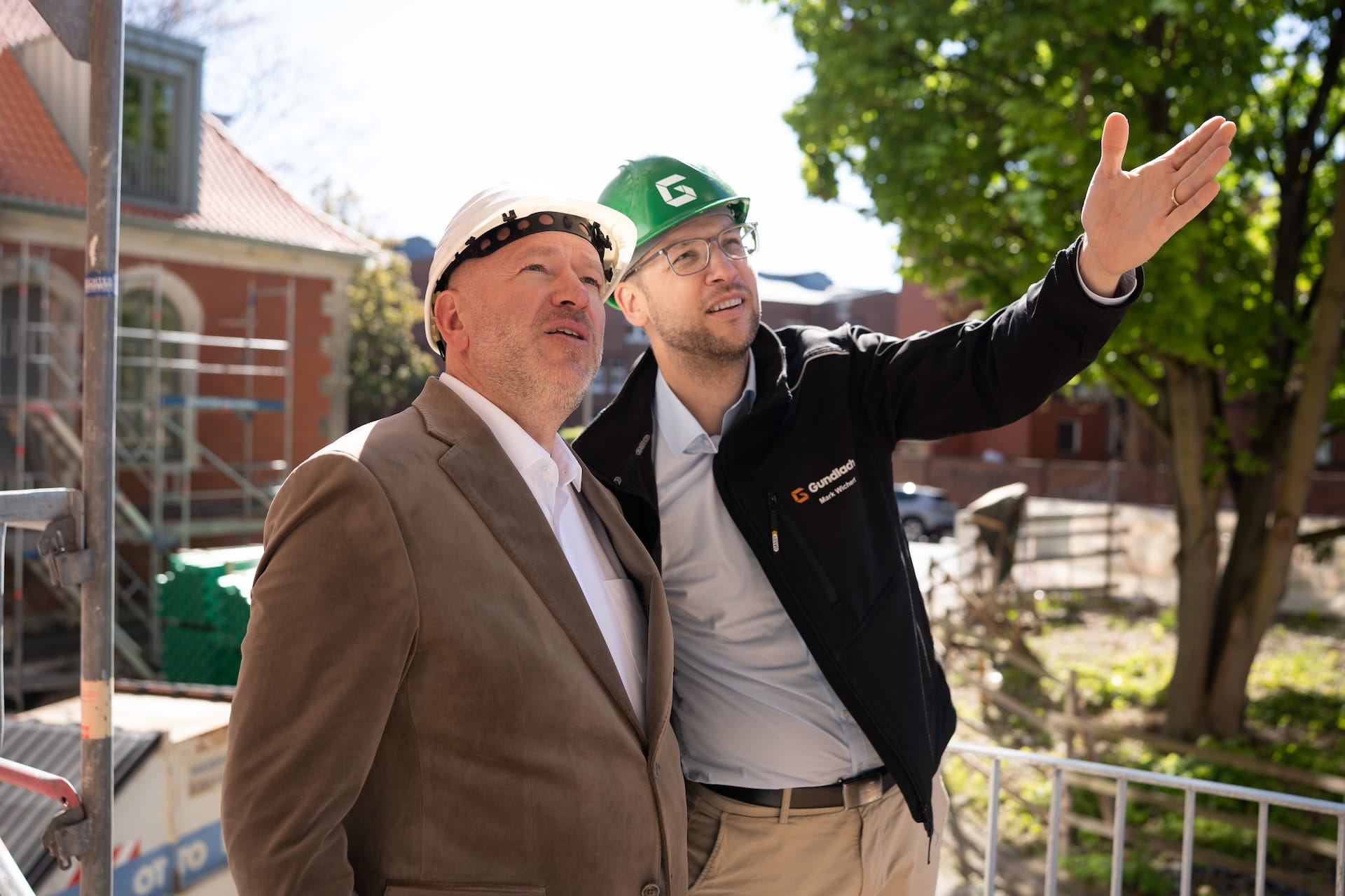 Gundlach Bauleiter mit einem Vertreter eines sozialen Trägers im Charlottes Garten