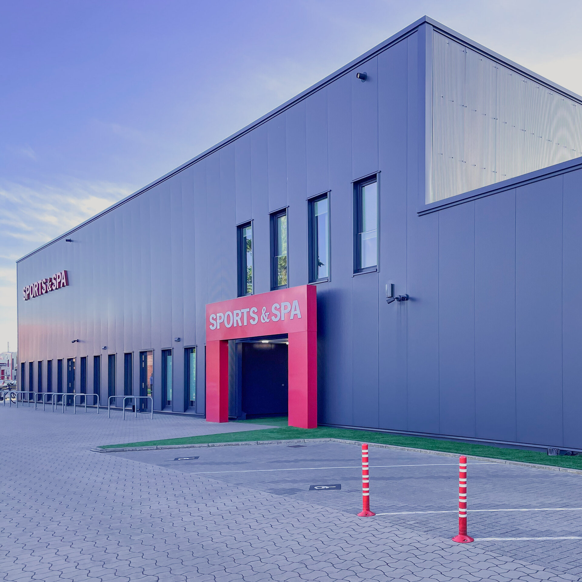 Außenansicht des Sports & Spa in der Südstadt. Das Bauunternehmen Gundlach errichtete dieses Fitnessstudio mit glatter schwarzer Fassade.